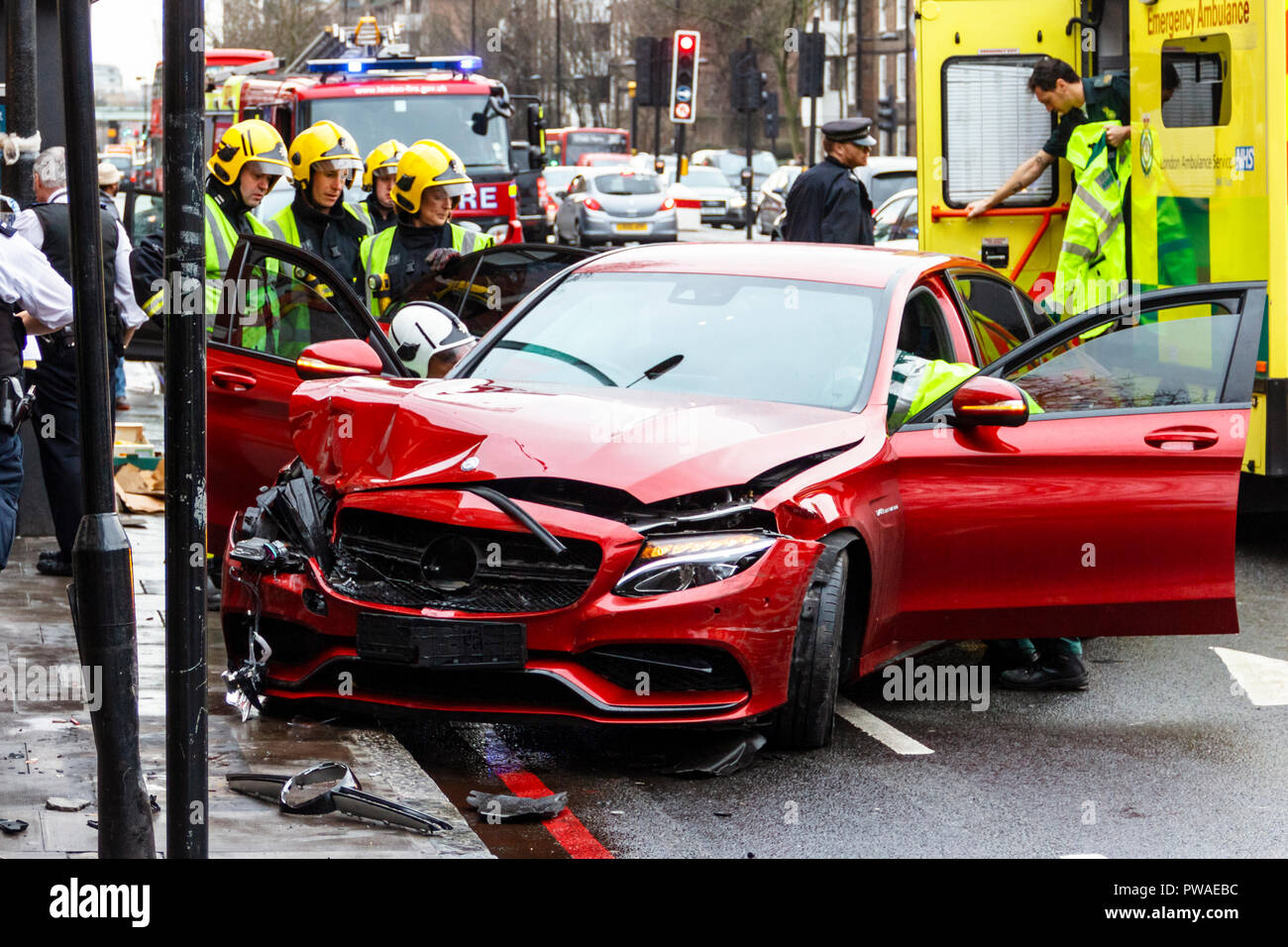 I Vigili del Fuoco, personale paramedico e polizia frequentare un traffico stradale incidente che coinvolge un auto rossa in Holloway, London, Regno Unito nel gennaio 2016. Per fortuna nessuno è stato ferito Foto Stock