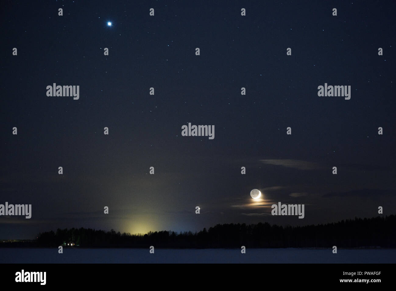 Corrispondenza di Giove, Venere e Luna sul cielo notturno al di sopra di paesaggio innevato. Data di congiunzione 25. 3. 2012. Foto Stock