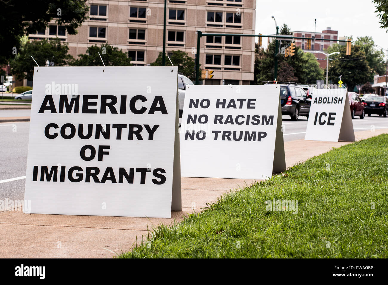 Giugno 30, 2018 Charlottesville, Virginia U.S.A. Dimostrazione su scala nazionale con gli attivisti che protestavano la separazione illegale di famiglie immigrate dopo b Foto Stock