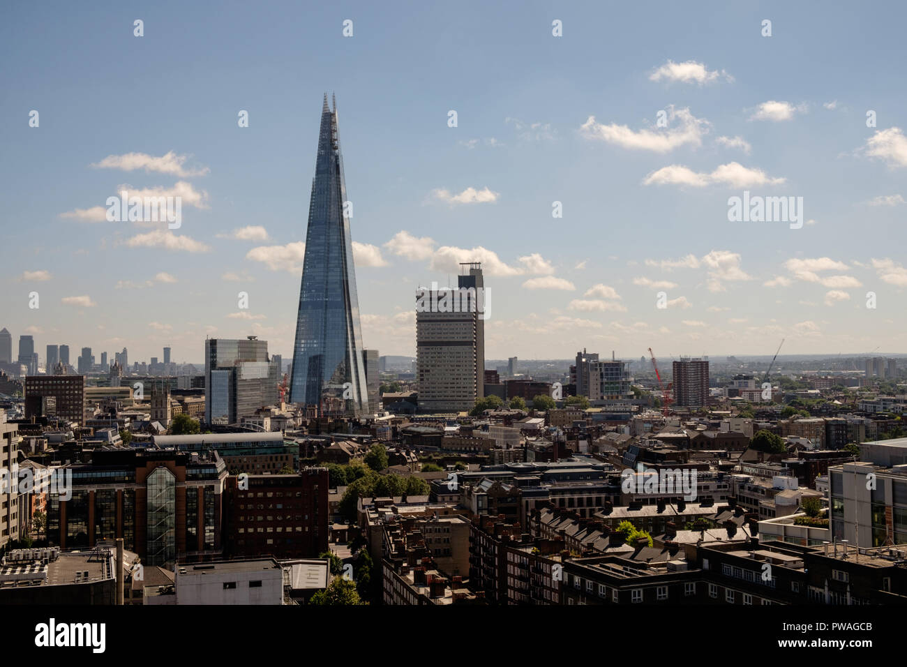 Vista aerea della skyline di Londra tra cui il grattacielo commerciale il coccio. Orizzontale, nessun popolo, copia dello spazio. Foto Stock Vista aerea della skyline di Londra tra cui il grattacielo commerciale il coccio. Orizzontale, nessun popolo, copia dello spazio. Foto Stock