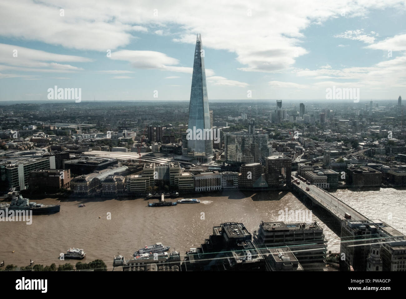 Vista aerea della skyline di Londra, compresa la Shard e il fiume Tamigi. Orizzontale, copia dello spazio. Foto Stock Vista aerea della skyline di Londra, compresa la Shard e il fiume Tamigi. Orizzontale, copia dello spazio. Foto Stock