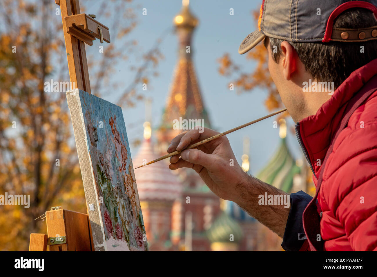 Un artista dipinge un paesaggio con una vista della Cattedrale di San Basilio nel Zaryadye Park della città di Mosca, Russia Foto Stock