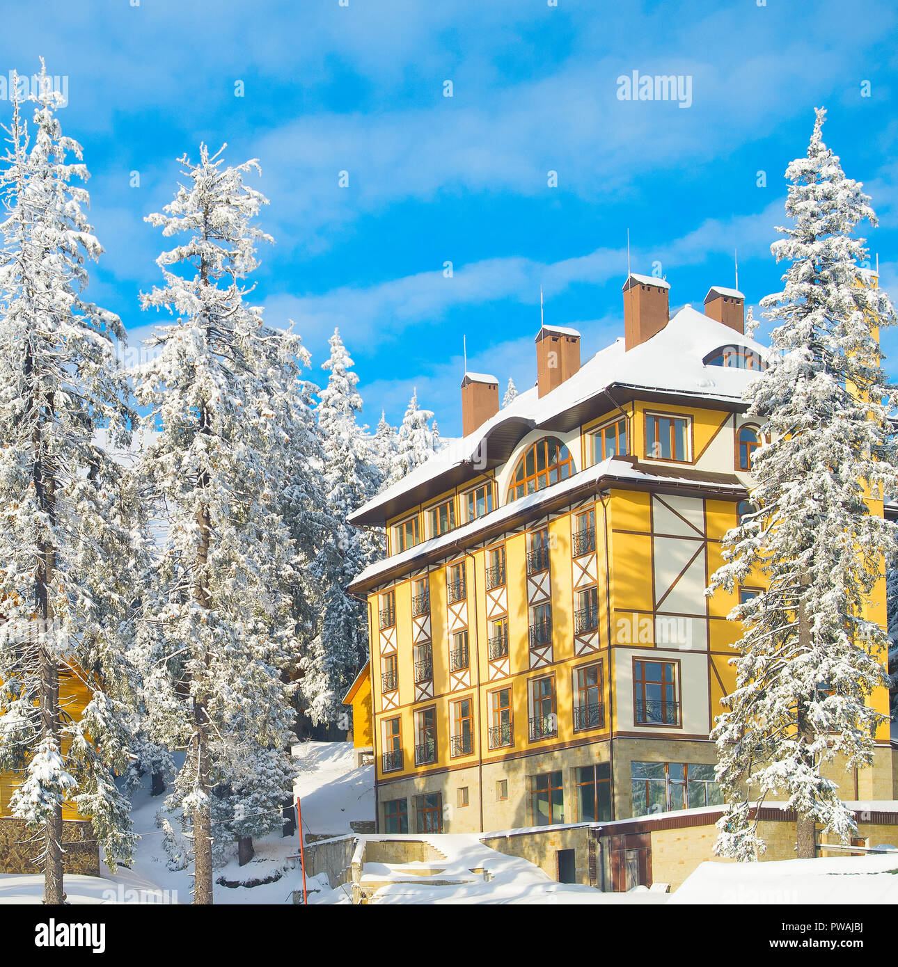 Vista di ski resort hotel nella giornata del sole coperti di neve. Foto Stock