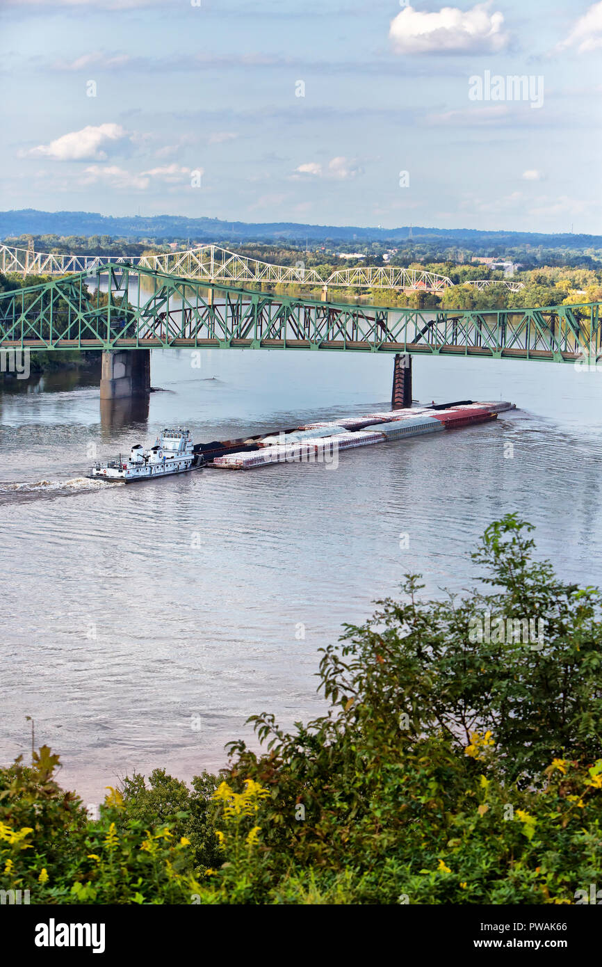 Tugboat che spinge fino 'Ohio' , caricato con vari prodotti tra cui il carbone. Foto Stock