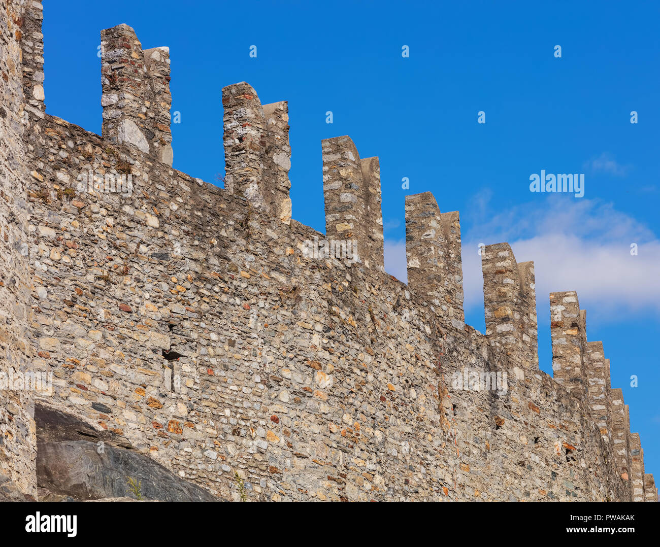 Muro di cinta della fortezza medievale Castelgrande nella città di Bellinzona, Svizzera. La fortezza è un sito Patrimonio Mondiale dell'UNESCO e anche b Foto Stock