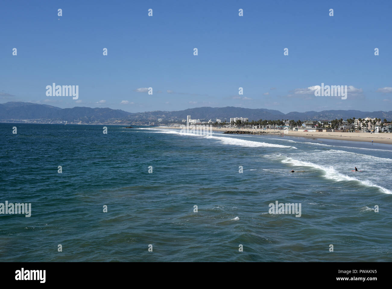 La baia di Santa Monica in un giorno chiaro Foto Stock