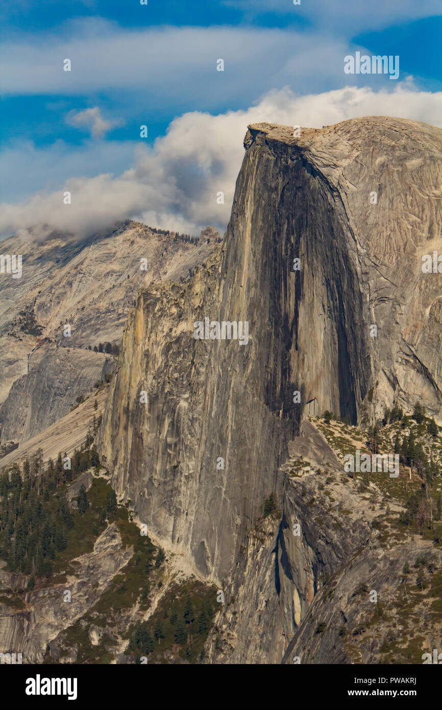 Splendidi panorami di glacially roccia tagliata di Half Dome in Yosemite Valley preso dal punto ghiacciaio, Yosemite National Park, California, Stati Uniti d'America Foto Stock