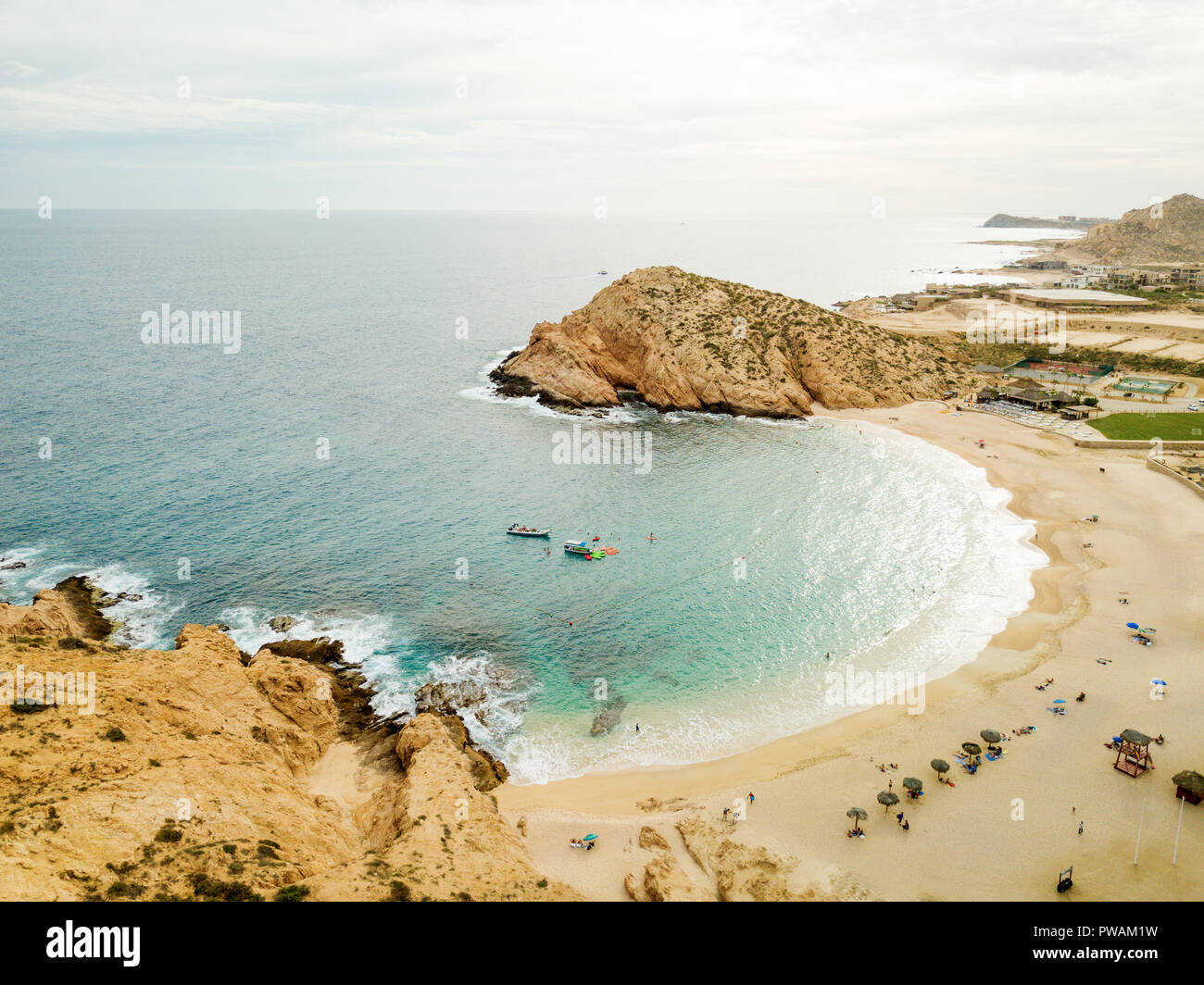 Barche e beachgoers visitare Santa Maria baia vicino a Cabo San Lucas, Messico. Foto Stock