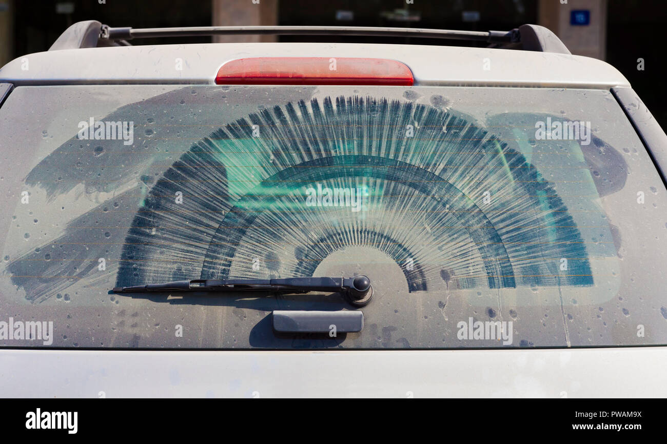 Sporco auto posteriore tergicristallo windowwith e polvere Foto Stock Sporco auto posteriore tergicristallo windowwith e polvere Foto Stock