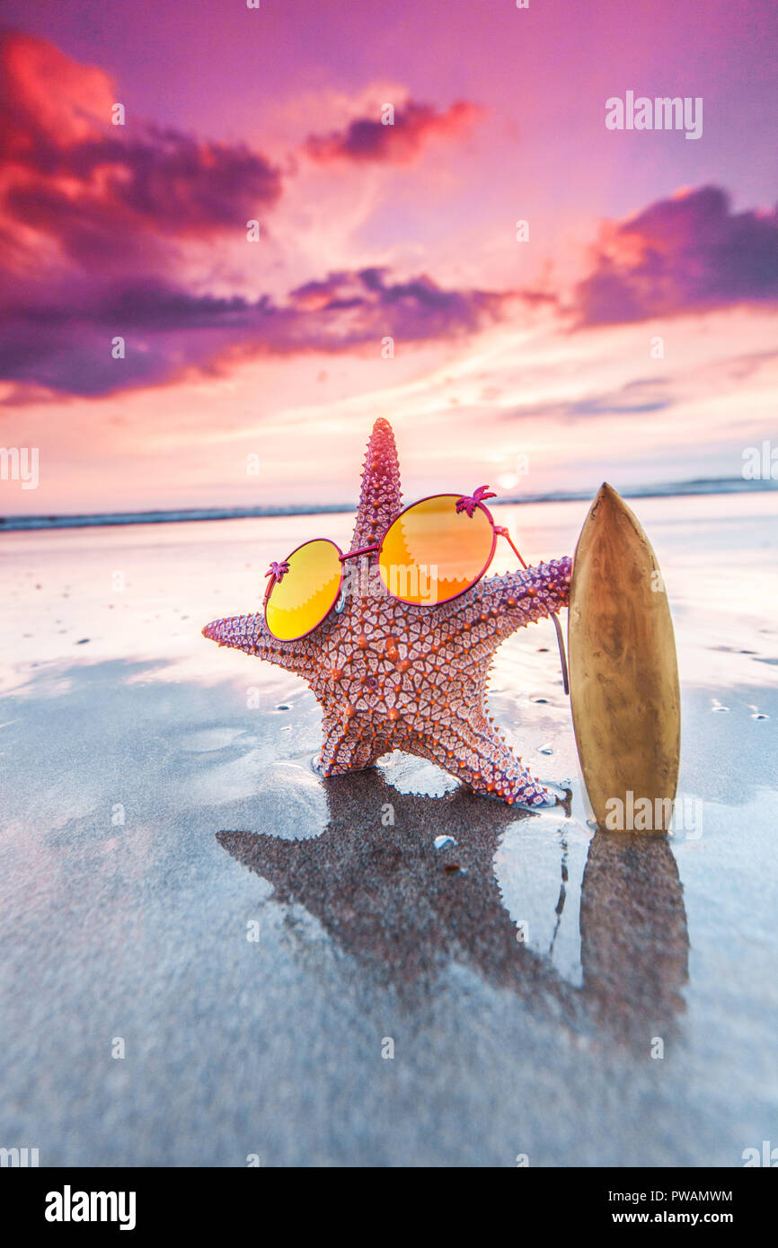 Starfish surfer sulla spiaggia e il bellissimo tramonto a Bali Foto Stock