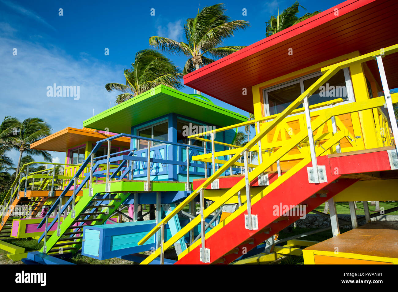 Riga delle colorate in legno tradizionali torri bagnino in attesa per il posizionamento sulla spiaggia di South Beach a Miami, Florida, Stati Uniti d'America. Foto Stock
