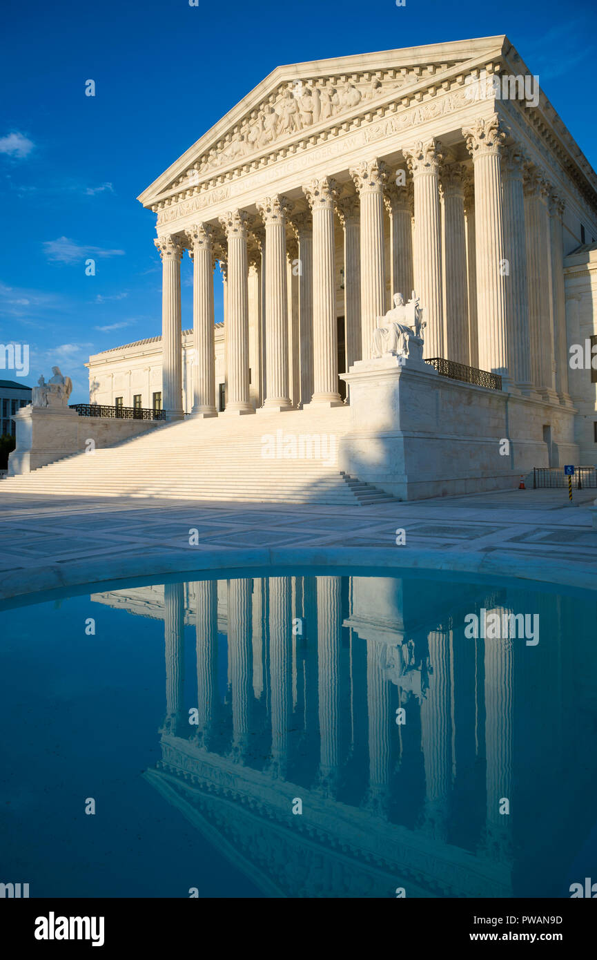 La Corte suprema degli Stati Uniti edificio in morbida luce del tramonto che riflette nell'acqua ancora di una fontana del cortile Foto Stock