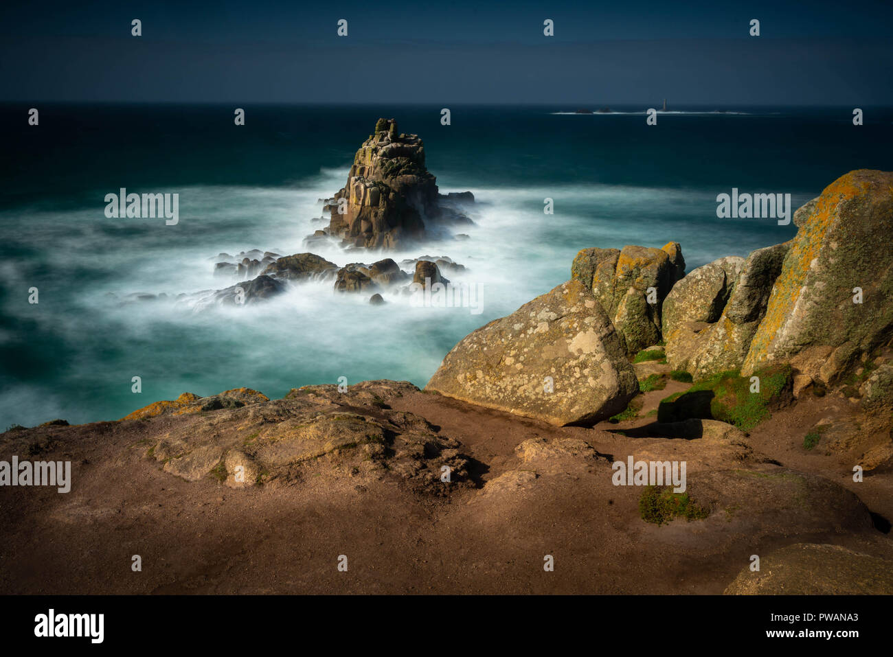 Questa immagine è stata scattata a Lands End in Cornovaglia, le onde erano a schiantarsi sulla roccia su una luminosa mattina di settembre in questo famoso luogo di bellezza Foto Stock