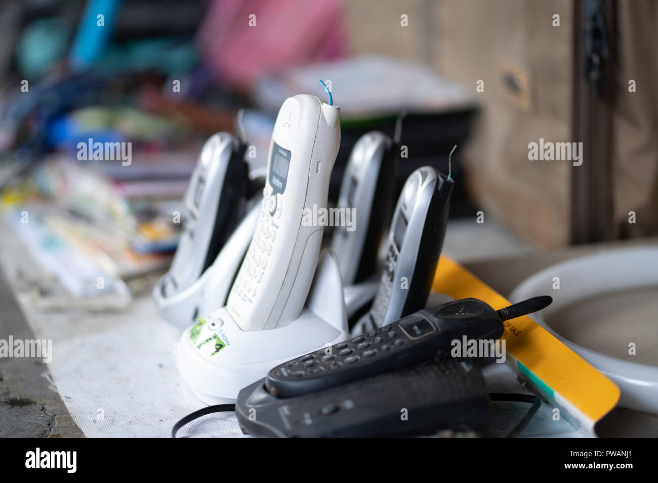 Vecchi apparecchi cordless essendo venduto su un marciapiede,Cebu City, Filippine Foto Stock