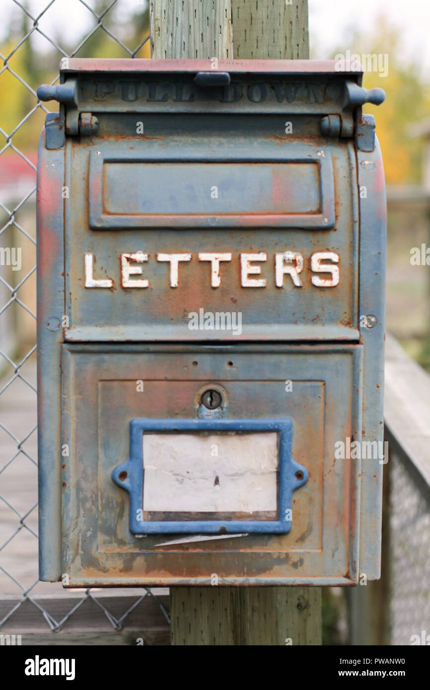 Castoro, Yukon Territory, Alaska, Stati Uniti d'America. Vista frontale di vintage Post Office letter box. Foto Stock