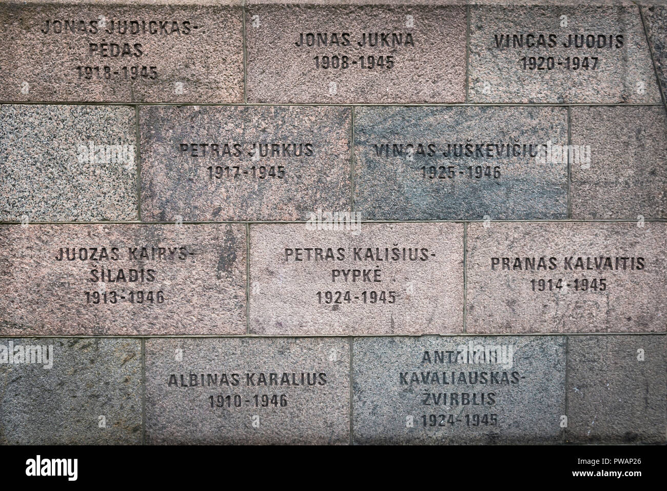 I nomi dei lituani uccisi durante i sovietici e occupazioni nazista inscritto sulla parete esterna del museo del genocidio vittime di Vilnius. Foto Stock