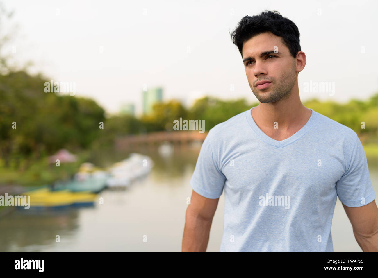 Bel giovane uomo ispanico rilassante nel parco Foto Stock