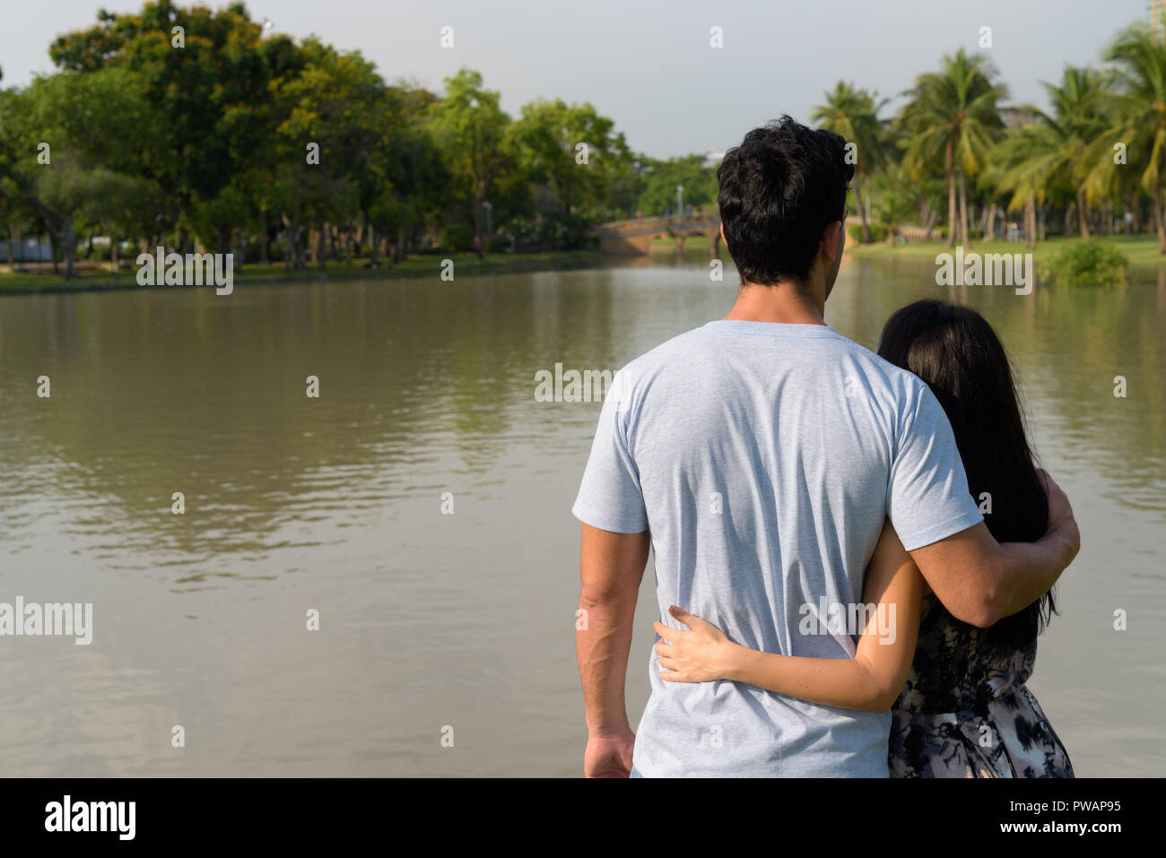 I giovani ispanici giovane rilassante nel parco insieme Foto Stock