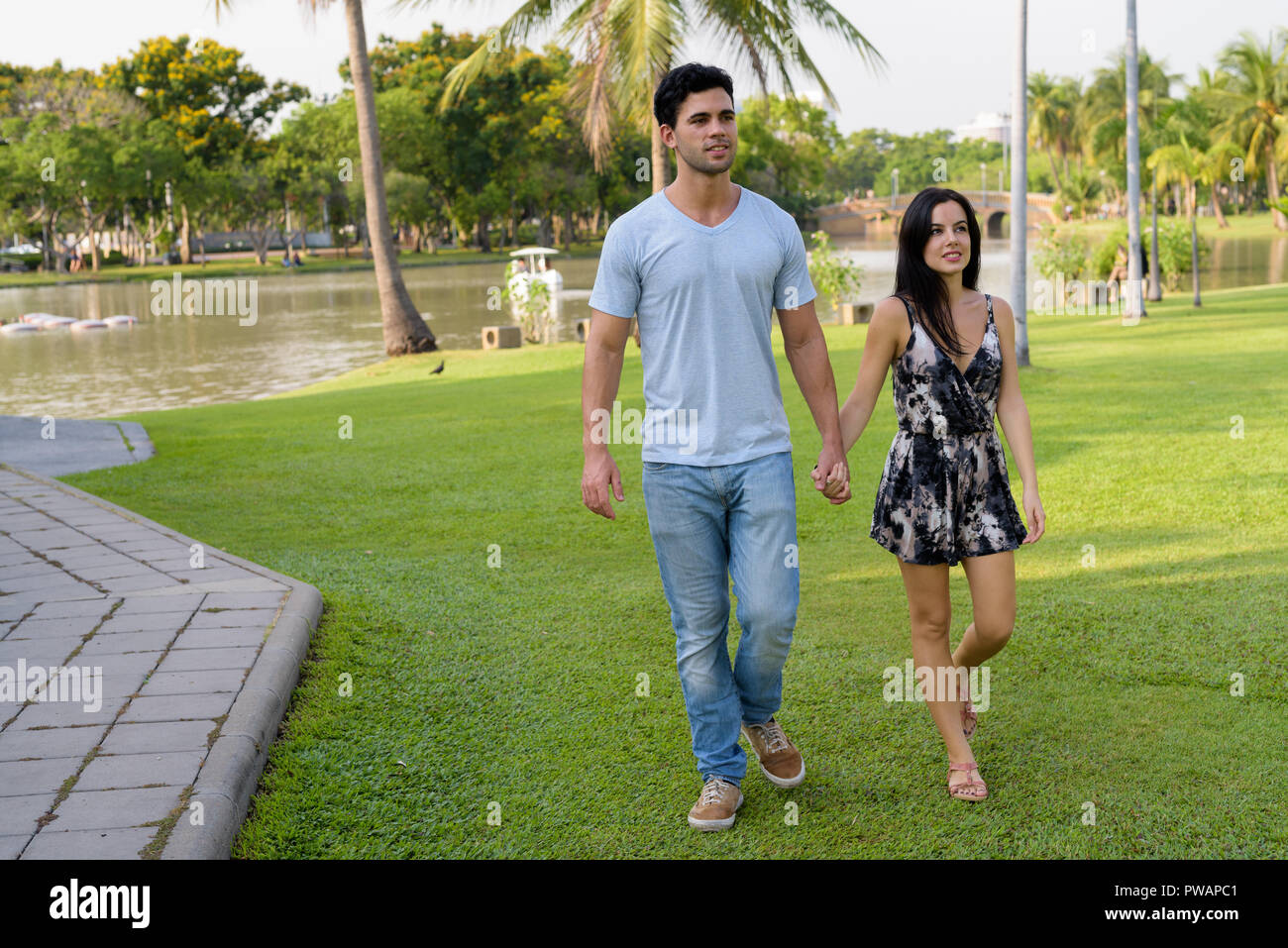 I giovani ispanici giovane rilassante nel parco insieme Foto Stock