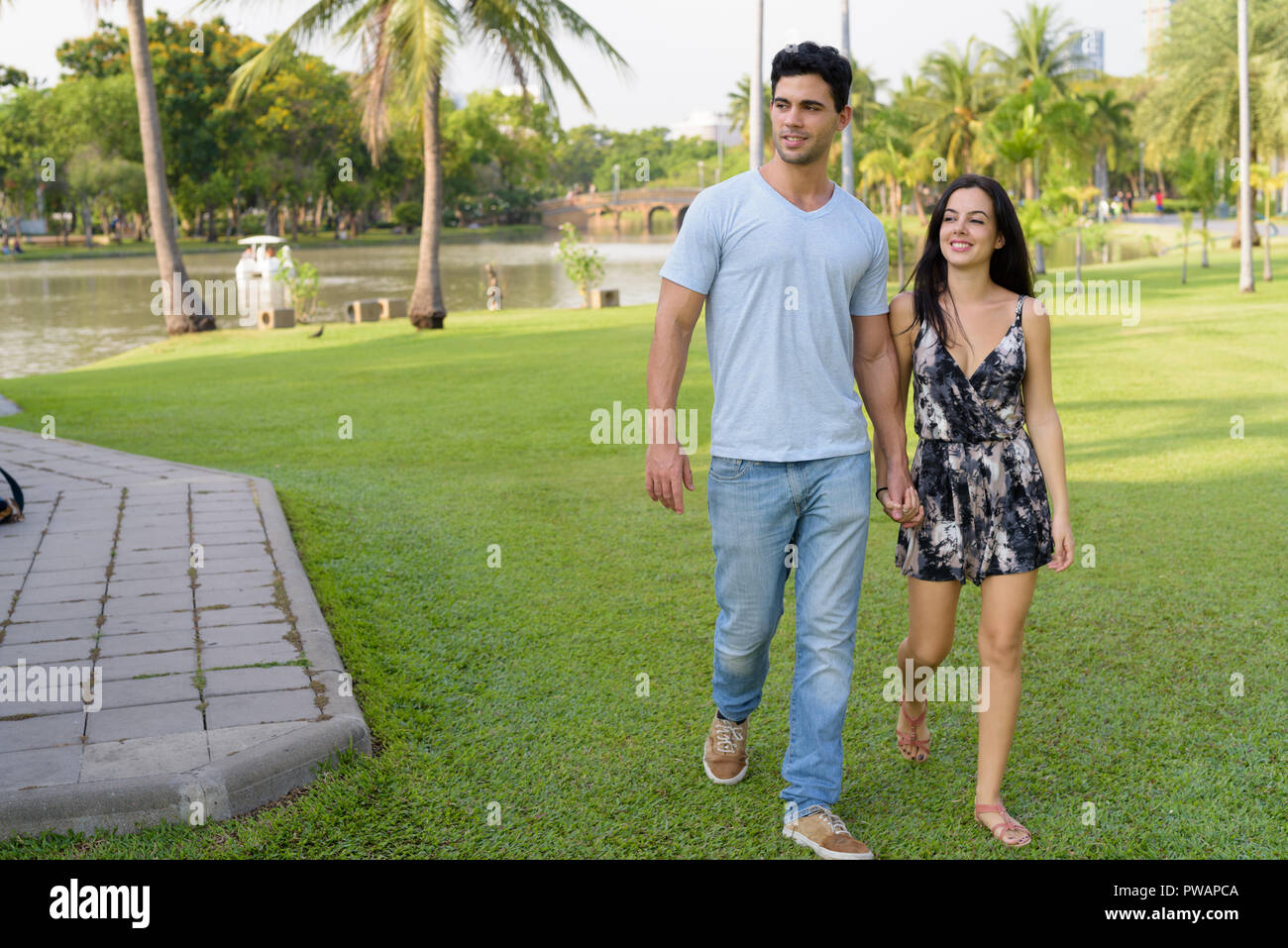 I giovani ispanici giovane rilassante nel parco insieme Foto Stock