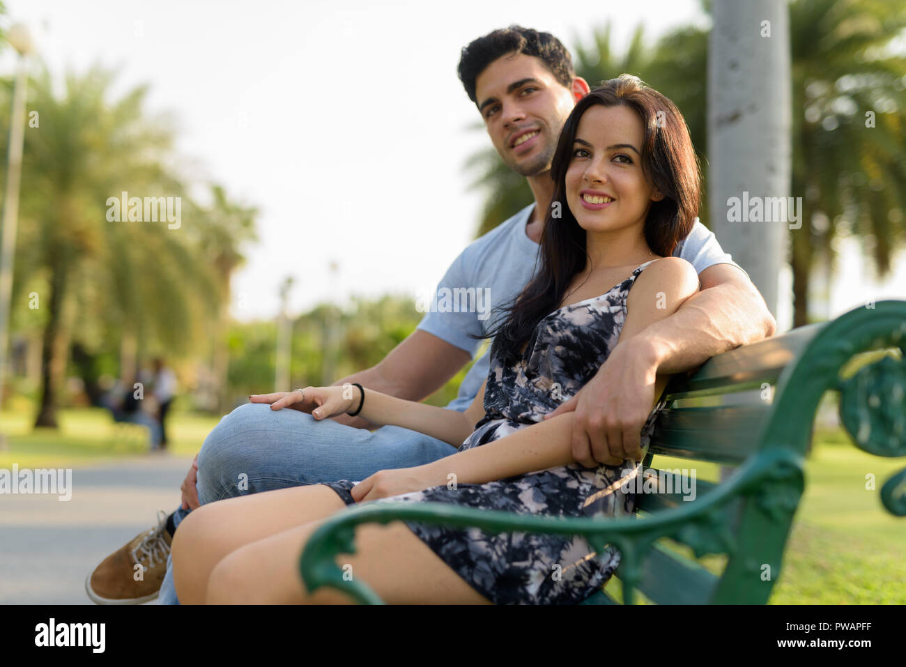 I giovani ispanici giovane rilassante nel parco insieme Foto Stock