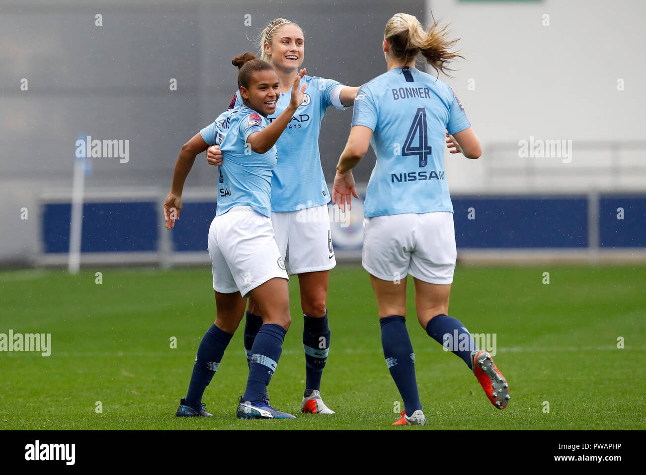 Manchester City's Nikita Parris punteggio celebra il suo lato del primo obiettivo del gioco con il compagno di squadra Steph Houghton (centro) e gemma Bonner durante la FA DONNA Super League Match l'Accademia Stadium e Manchester. Foto Stock