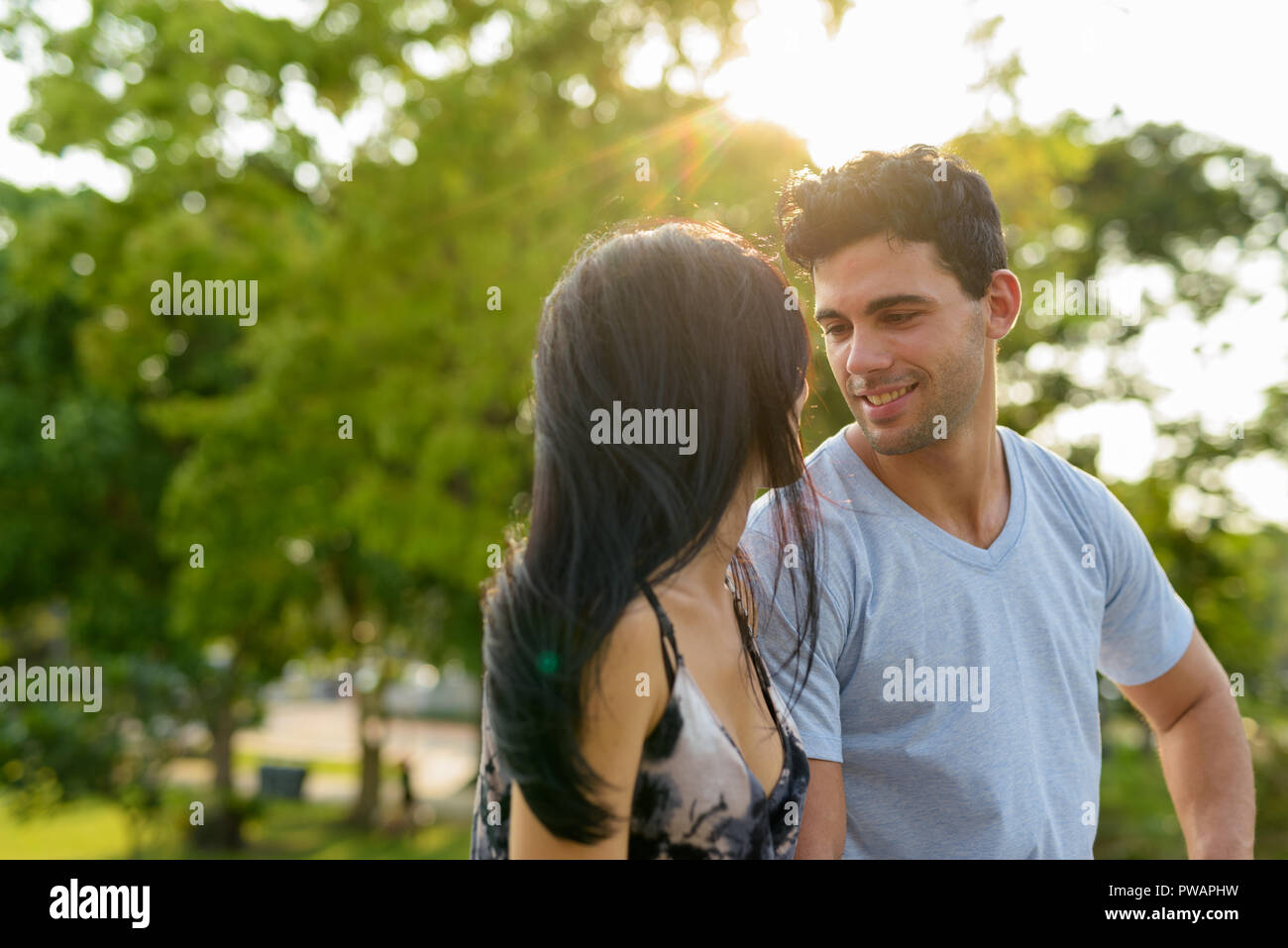 I giovani ispanici giovane rilassante nel parco insieme Foto Stock