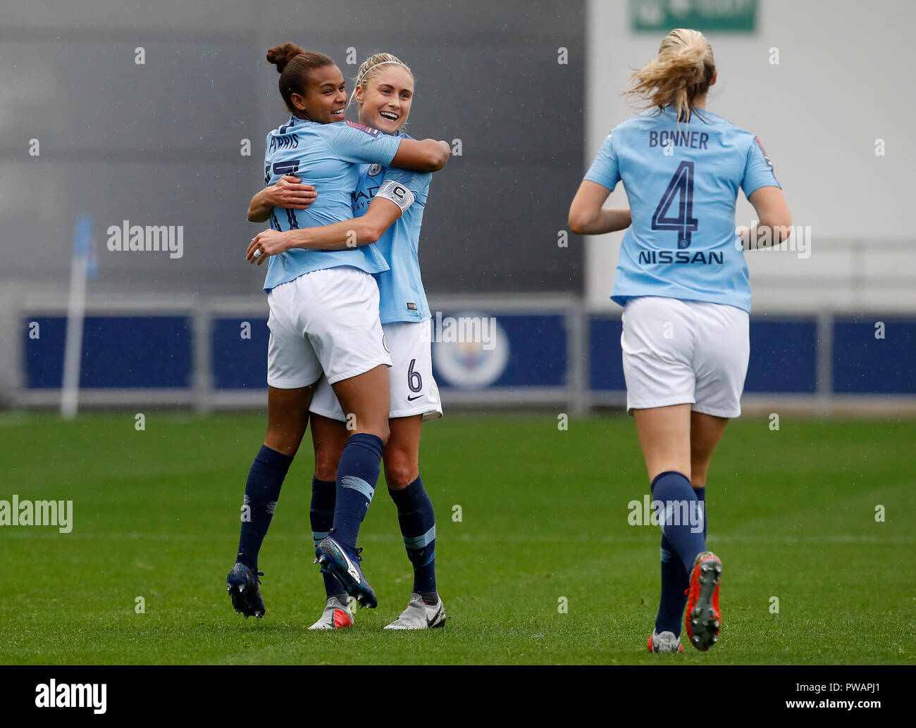 Manchester City's Nikita Parris punteggio celebra il suo lato del primo obiettivo del gioco con il compagno di squadra Steph Houghton (centro) e gemma Bonner durante la FA DONNA Super League Match l'Accademia Stadium e Manchester. Foto Stock