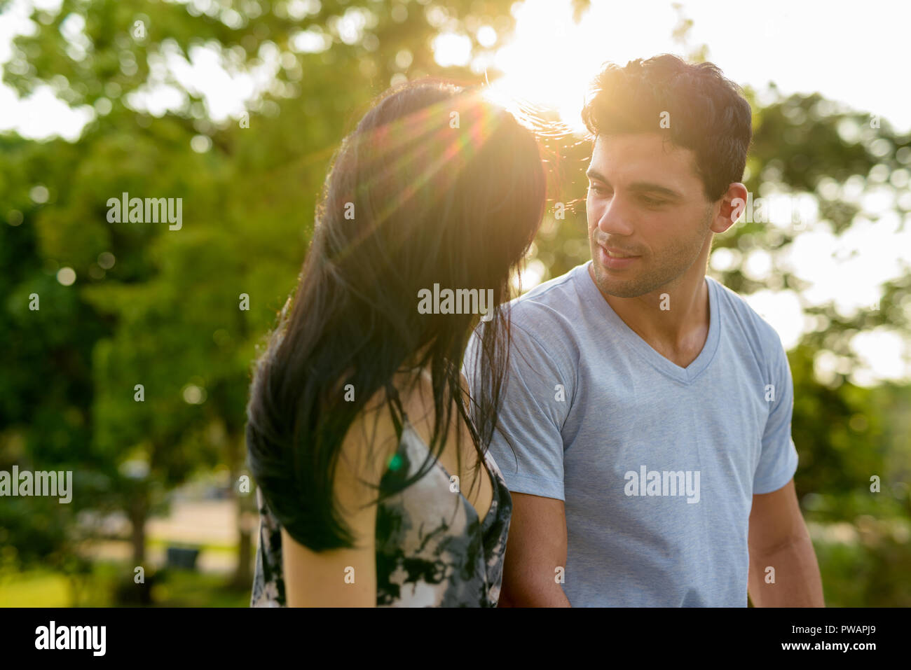I giovani ispanici giovane rilassante nel parco insieme Foto Stock