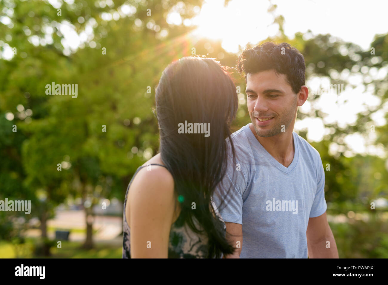 I giovani ispanici giovane rilassante nel parco insieme Foto Stock