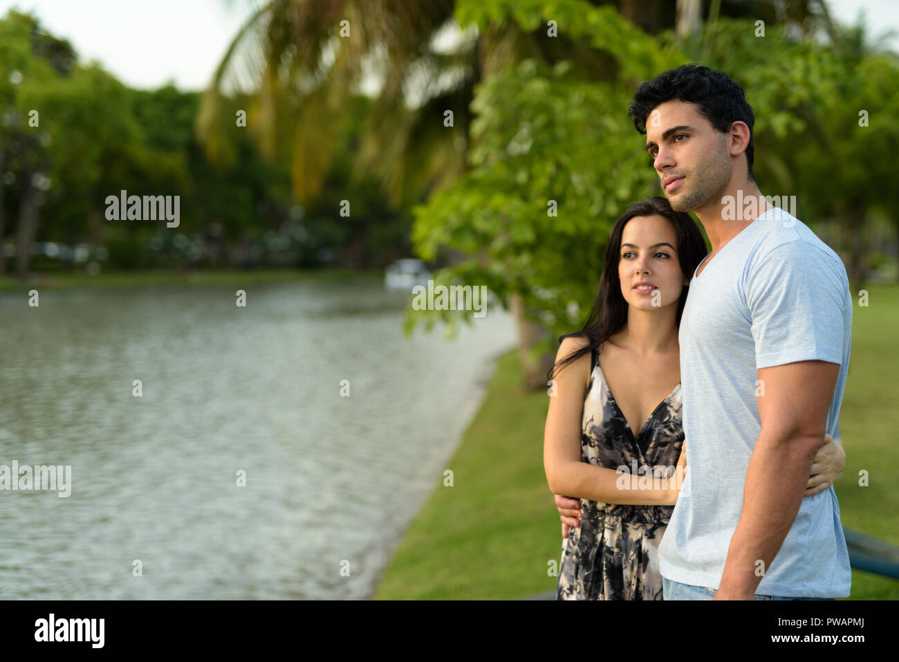 I giovani ispanici giovane rilassante nel parco insieme Foto Stock