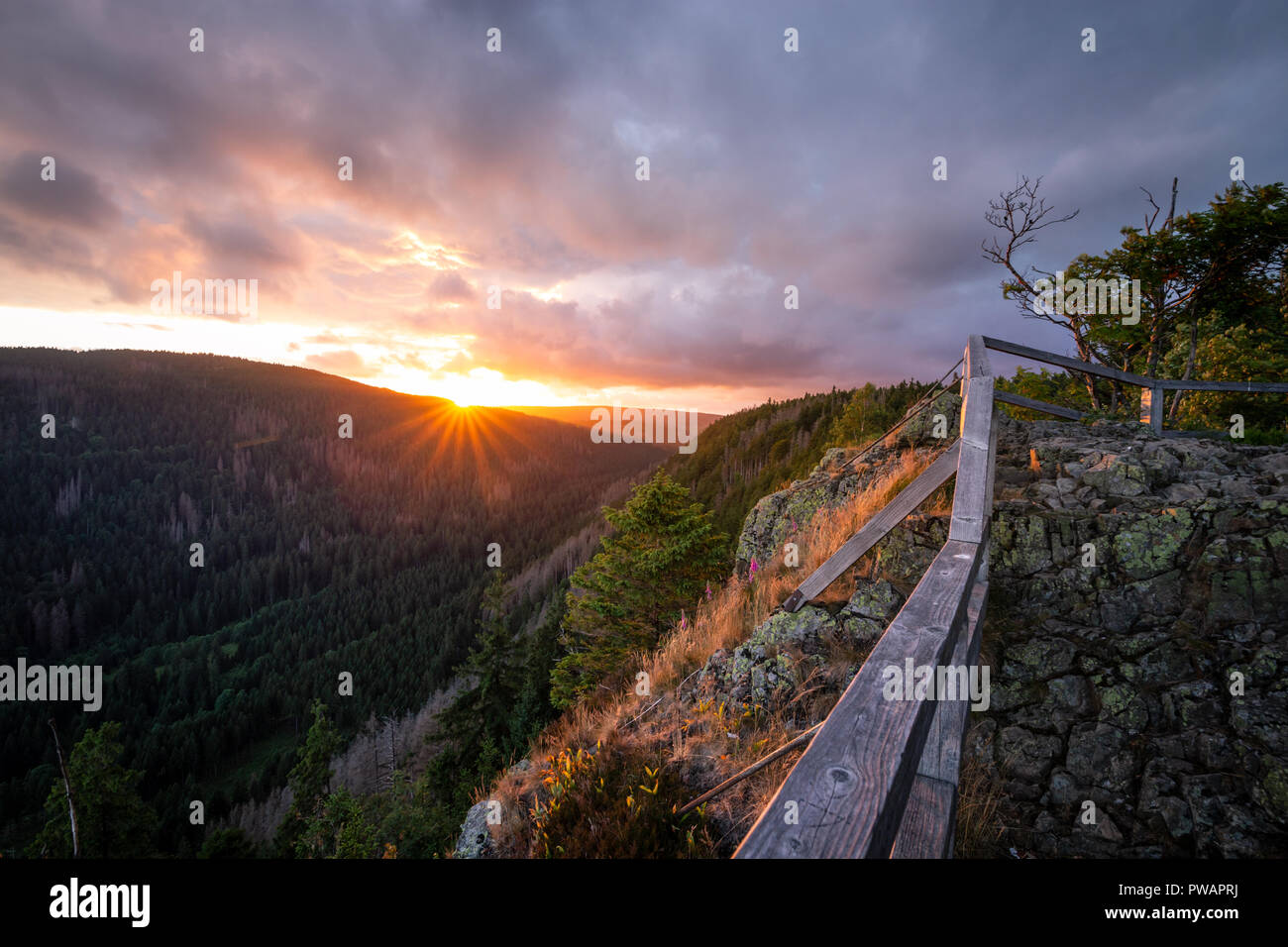 Tramonto spettacolare delle montagne Harz. Luce impressionante umore del paesaggio con scogliere Foto Stock