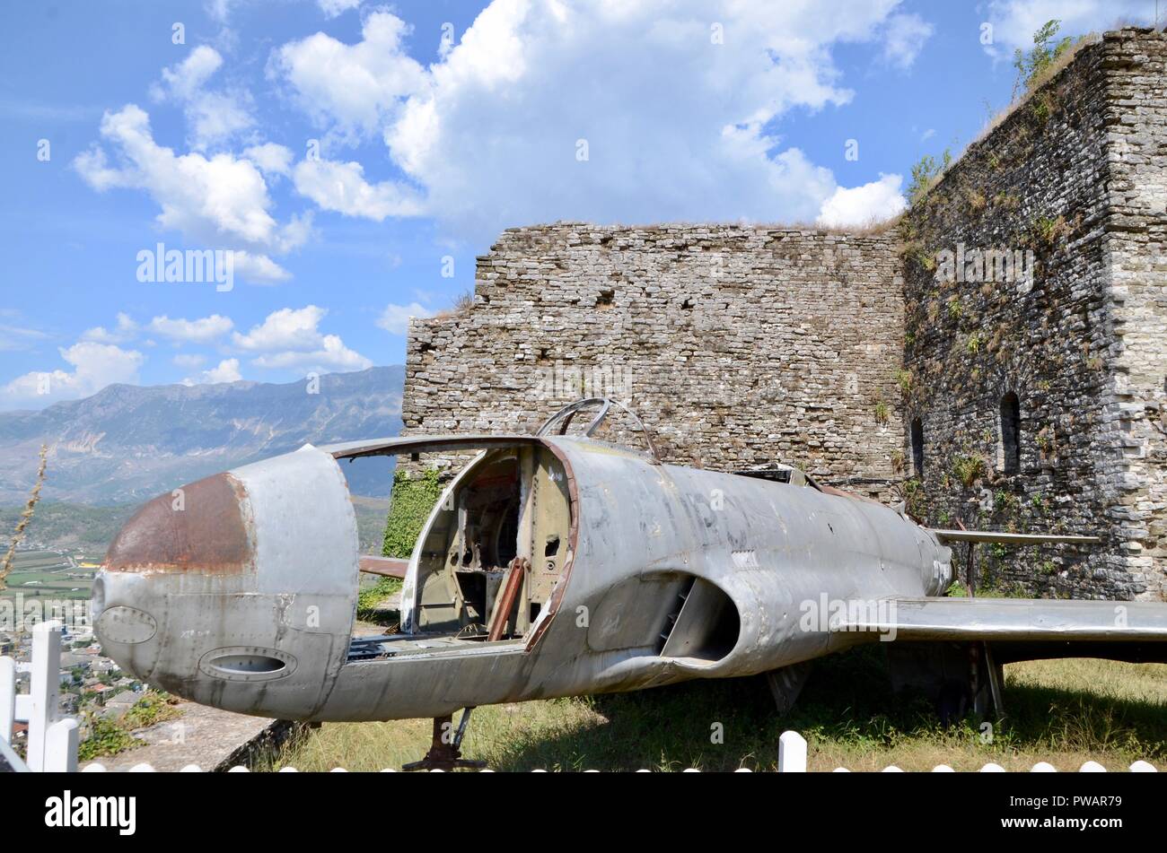 Noi airforce da combattimento aereo abbattuto o sbarcati a Tirana in Albania nel 1957 chiamato un aereo spia, castello di argirocastro albania Foto Stock
