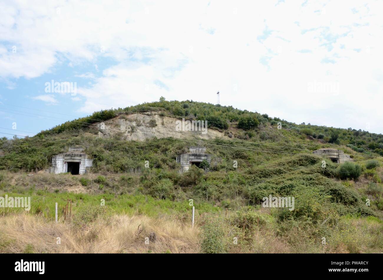 In disuso degli impianti militari nelle colline vicino a divjake albania Foto Stock