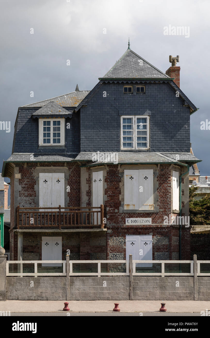 Cayeux-sur-Mer, Francia, 26 Aprile 2017: casa tipica di fronte al mare Foto Stock Cayeux-sur-Mer, Francia, 26 Aprile 2017: casa tipica di fronte al mare Foto Stock