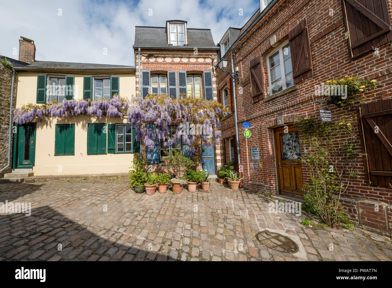 Saint Valery sur Somme Francia, 26 Aprile 2017: casa tipica e guest house Foto Stock