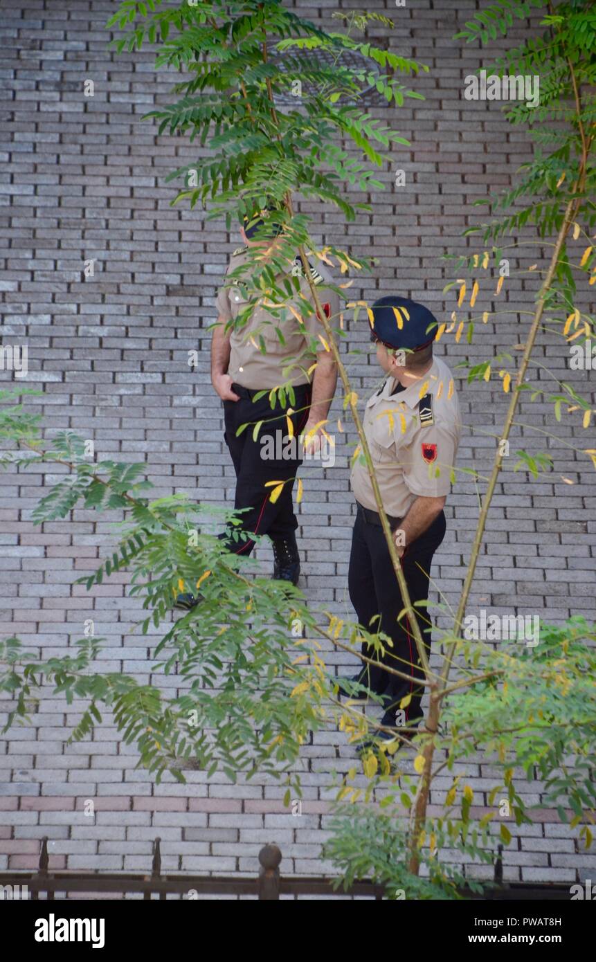 Poliziotti a guardia del Procuratore Generale dell'Ufficio a Tirana in Albania Foto Stock