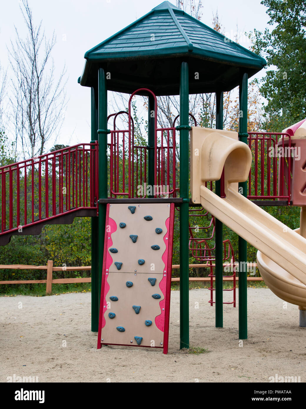 Una parete di arrampicata, una diapositiva e passaggi per bambini su un parco giochi in speculatore, NY USA. Foto Stock