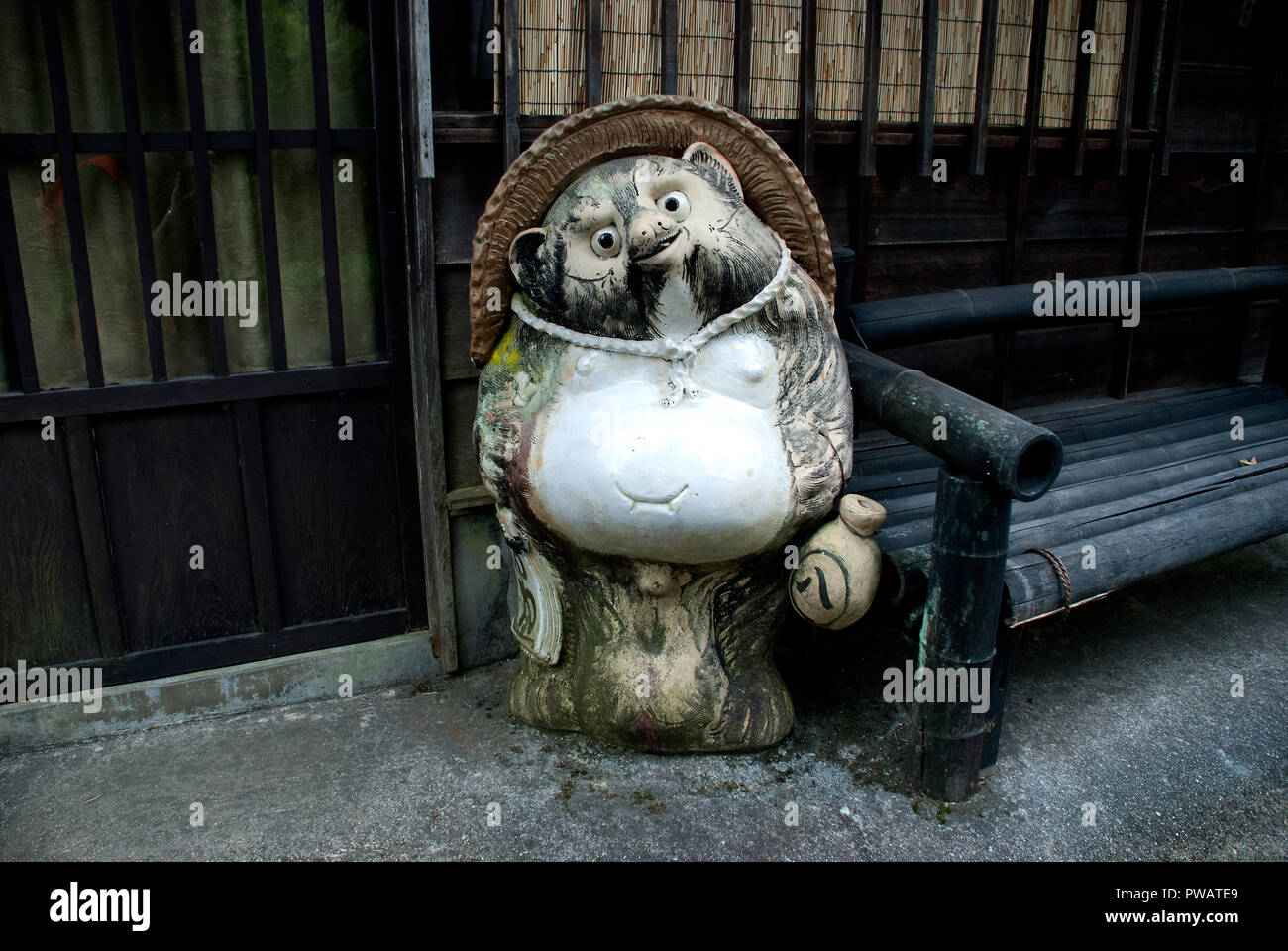 Il grazioso giappone cane procione statua di Magome Foto Stock