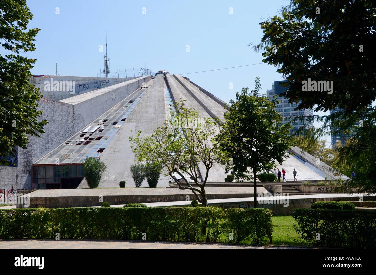 La piramide centrale di Tirana costruito come un museo di Enver Hoxha dai suoi figli ma ora vuota Foto Stock