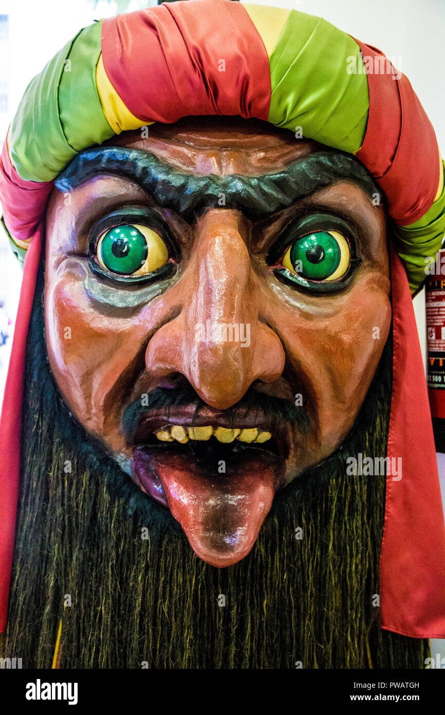 Un capgrosso - testa gigante costume di un grippaggio araba la sua lingua fuori presso la casa dels entremesos, il museo dei giganti in Barcellona, Spagna Foto Stock
