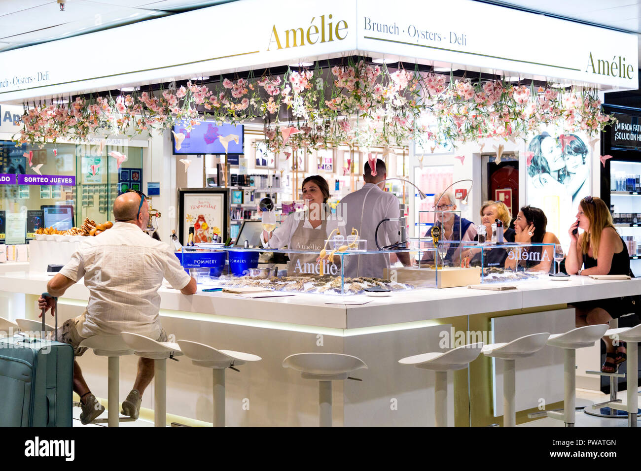 La gente seduta in Amelie oyster bar all'interno di grandi magazzini El Corte Ingles a Barcellona, Spagna Foto Stock