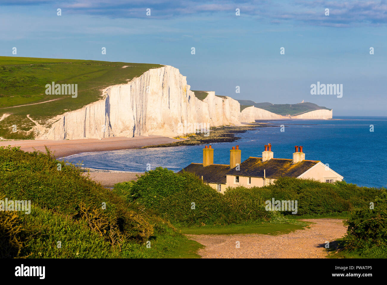 Cottage con vista incredibile delle Sette sorelle scogliere nel Sussex nel pomeriggio la luce Foto Stock