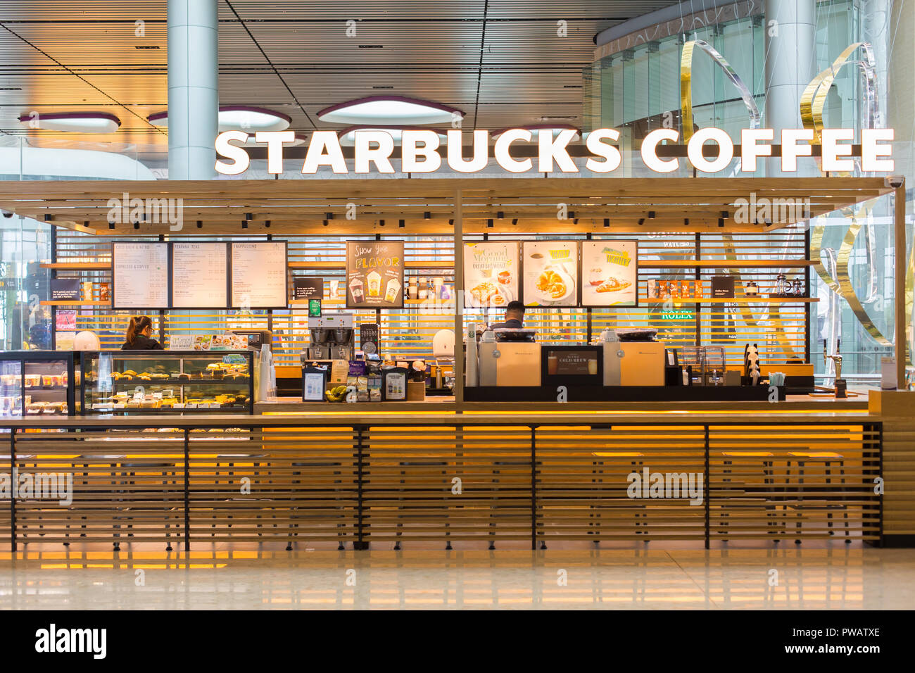 Una caffetteria Starbucks vuota al Terminal 4 dell'Aeroporto Changi di Singapore. Singapore Foto Stock