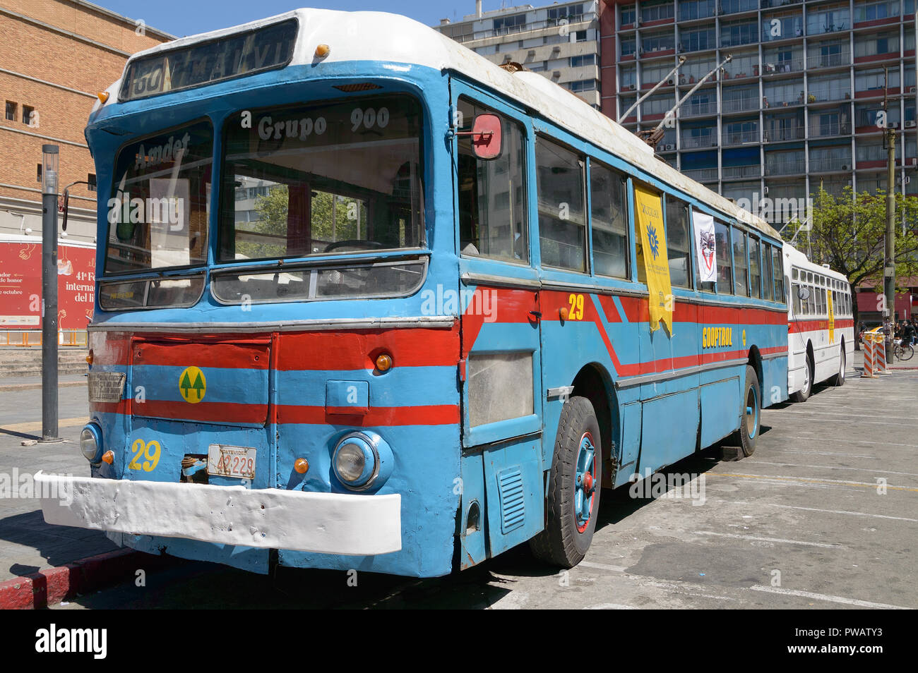 MONTEVIDEO, Uruguay - Ottobre 6, 2018: due filobus in mostra, in vista laterale Foto Stock