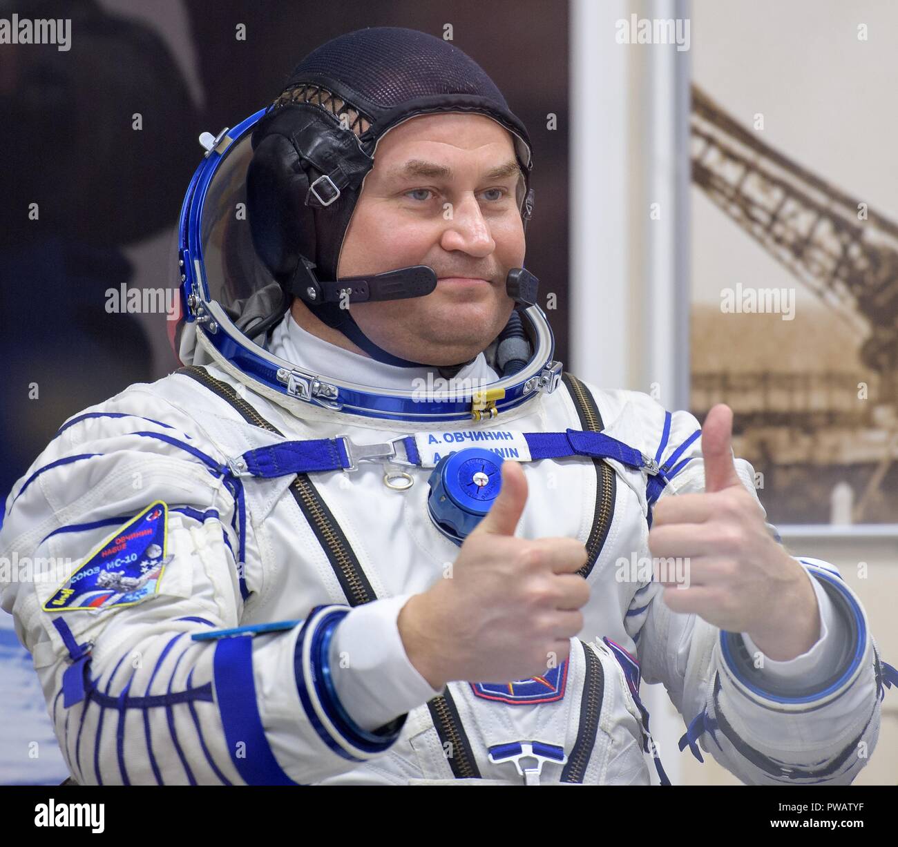 Expedition 57 Tecnico di volo Alexey Ovchinin di Roscosmos dà un pollice in alto dopo aver la sua tuta Sokol controllato di pressione prima del suo lancio su un razzo Soyuz con tecnico di volo Nick aia della NASA, presso il cosmodromo di Baikonur Ottobre 11, 2018 di Baikonur in Kazakhstan. Poco dopo il sollevare il malfunzionamento del razzo in rotta verso la stazione spaziale internazionale e interrotta la forzatura di un atterraggio di emergenza in Kazakistan. I membri di equipaggio sono stati prelevati da ricerca e soccorso e secondo come riferito sono in buone condizioni. Foto Stock