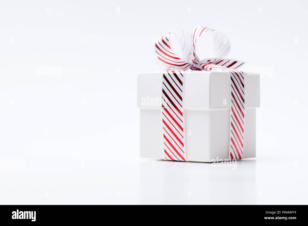 Scatola regalo bianca legata con il bianco red stripe ribbon Foto Stock