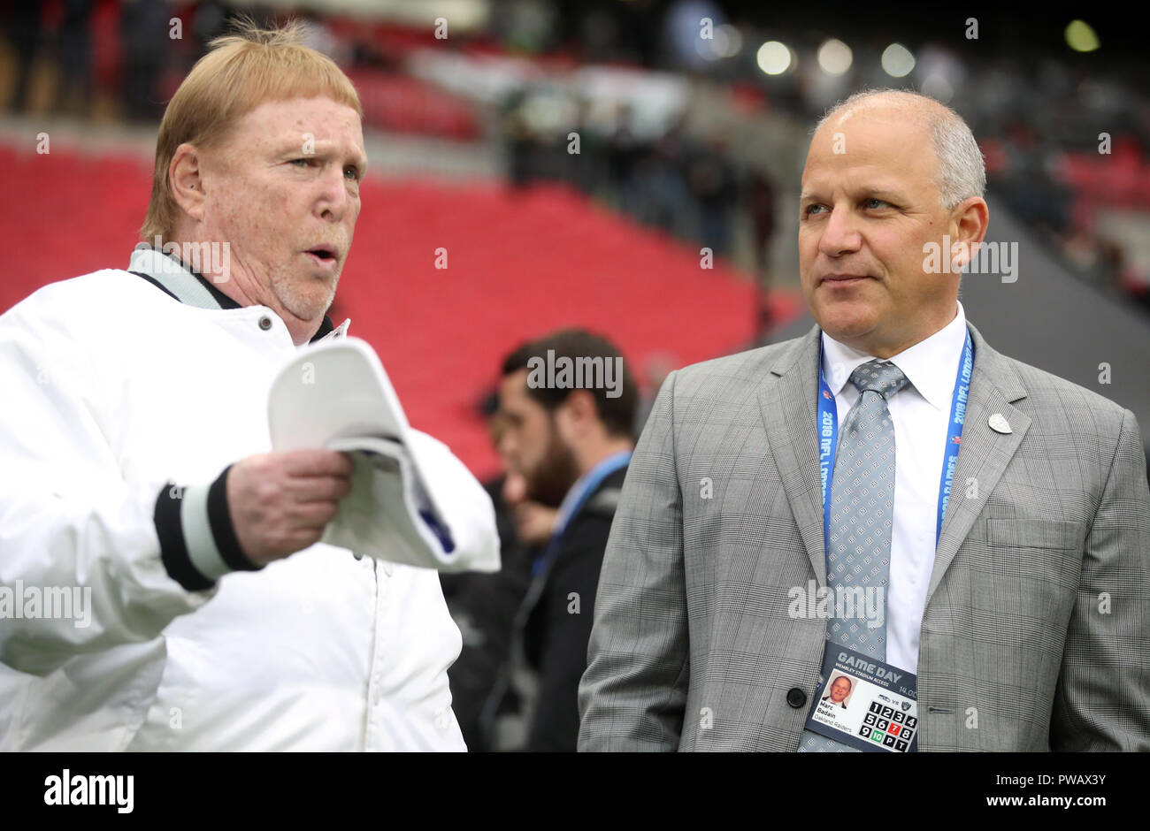 Mark Davis (a sinistra), proprietario di Oakland Raiders, e il presidente Marc Badain prima della partita NFL della International Series al Wembley Stadium di Londra. PREMERE ASSOCIAZIONE foto. Data immagine: Domenica 24 ottobre 2018. Vedi PA storia GRIDIRON Londra. Il credito fotografico dovrebbe essere: Adam Davy/PA Wire. Foto Stock