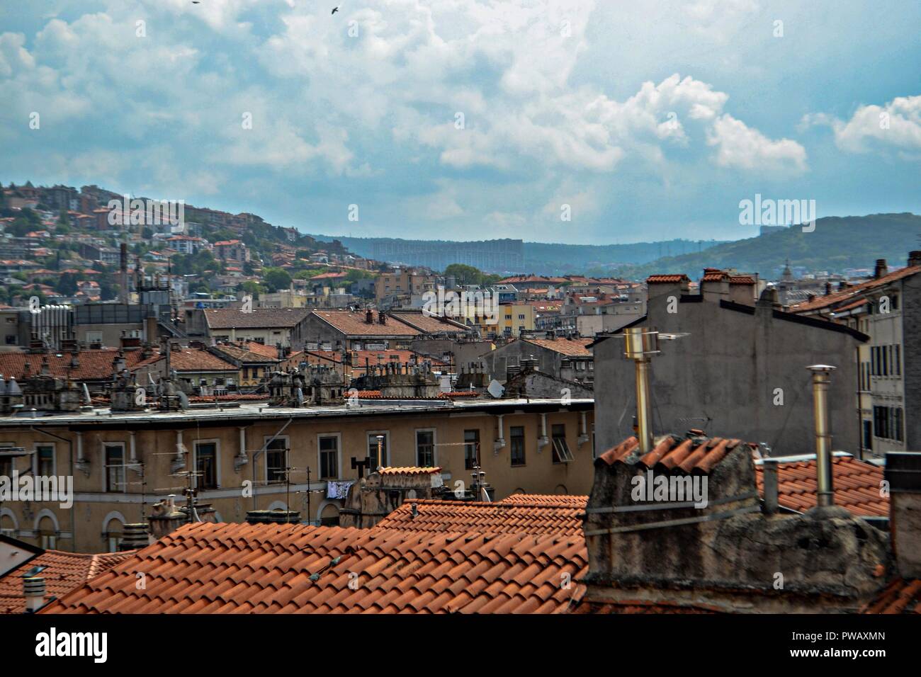 La vista dalla finestra mansarda sui tetti rossi in Italia Foto Stock