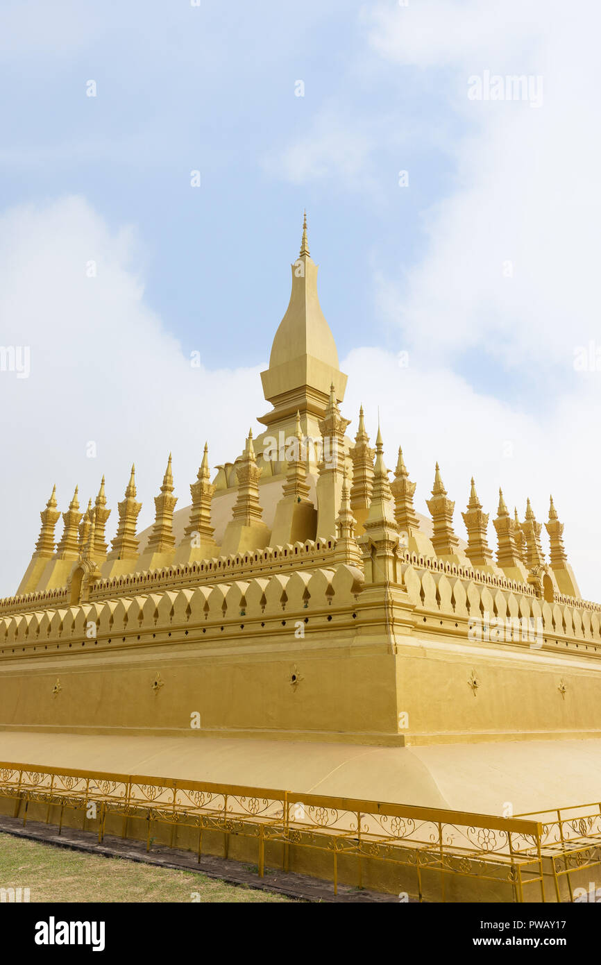 Pha That Luang (grande Stupa) è un oro-coperto stupa buddisti di Vientiane. È il più importante monumento nazionale e un simbolo nazionale in Laos. Foto Stock